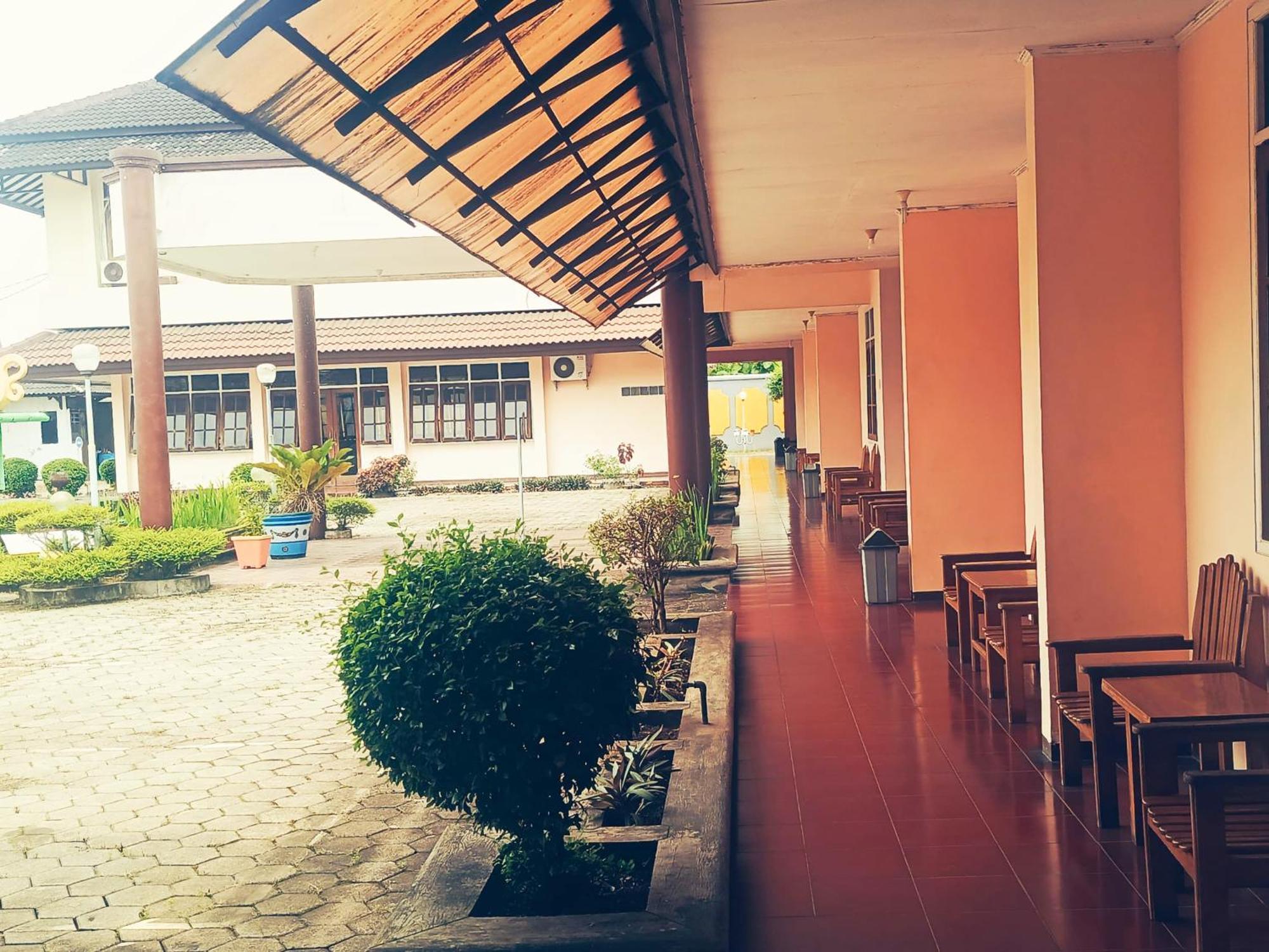 Hotel Wijaya Purwokerto Extérieur photo